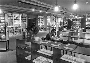 读者正在书店内安静地阅读。河南省新华书店发行集团 供图
