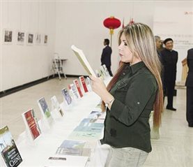 11月24日，在黎巴嫩首都贝鲁特的联合国教科文宫，一名来宾在中国优秀出版物展现场阅读展出的书籍。新华社记者 李良勇 摄